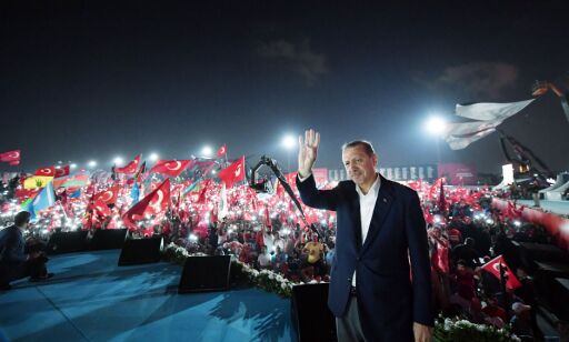 Folkehav hyllet Erdogan da han lovet å støtte dødsstraff for kuppmakerne