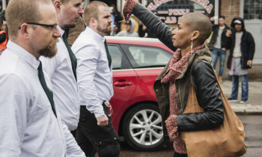 Da nynazistene kom gående, stilte Tess (42) seg midt i veien