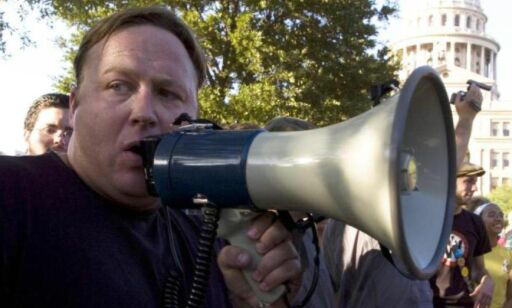 Alex Jones er radio-verten som varslet et fingert terrorangrep i USA