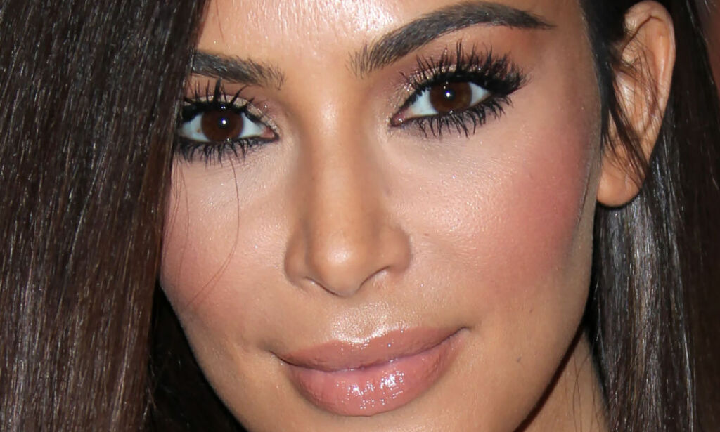 Har nektet hardnakket i alle år. Nå innrømmer Kim Kardashian rumpebløff