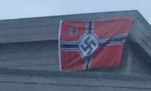 Naziflagg hengt opp på skole og samfunnshus i Nesna kommune Nordland