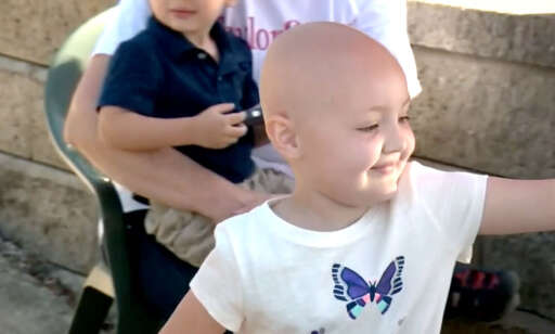 Kreftsyke Taylor (6) solgte lemonade for å kjøpe leker til andre kreftsyke barn