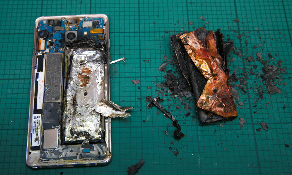 Sjefen kastet alle Samsungs første telefoner på bålet og lovet å bli best i verden. Så begynte de å brenne av seg selv