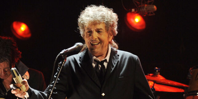 Bob Dylan spiller golf, er Amy Winehouse-fan, leser Tolstoj og har reklamert for dameundertøy