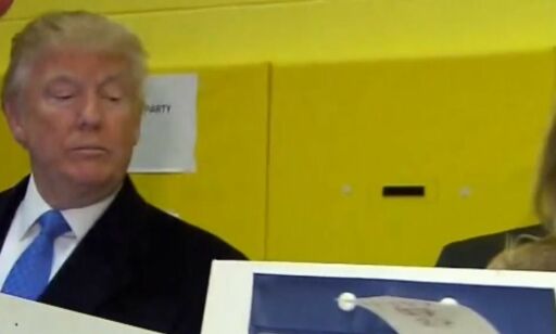 Som far så sønn: Trump-gutta tok en aldri så liten sniktitt da deres utkårede stemte