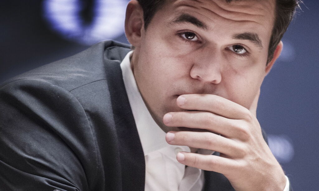 Profiler reagerer etter at Carlsen plutselig raste ut av salen: - Vis respekt