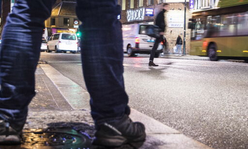 43-åring så på mens mann (39) forgrep seg på sin egen datter: - Ikke så ille da hun sov
