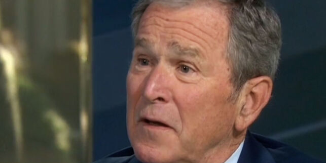 George W. Bush bryter Trump-tausheten. Krever Russland-svar og hyller den frie pressen