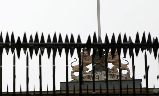 Rev ned det nederlandske flagget på konsulat i Istanbul. Utvist minister raser mot «umenneskelig behandling»
