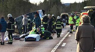 Full kriseberedskap etter bussulykke i Sverige:- Trolig rundt 30 skadd