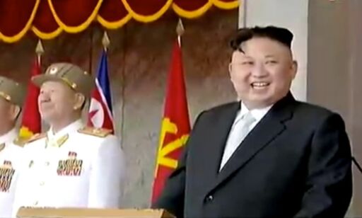 Glisende Kim viste fram ubåtrakett og interkontinentalt missil under gigantisk militærparade