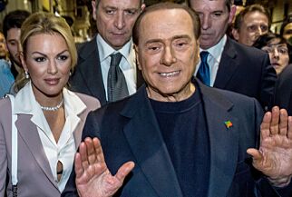 Berlusconi (80) gjør narr av alderen til presidentens kone. Hans egen kjæreste er 31