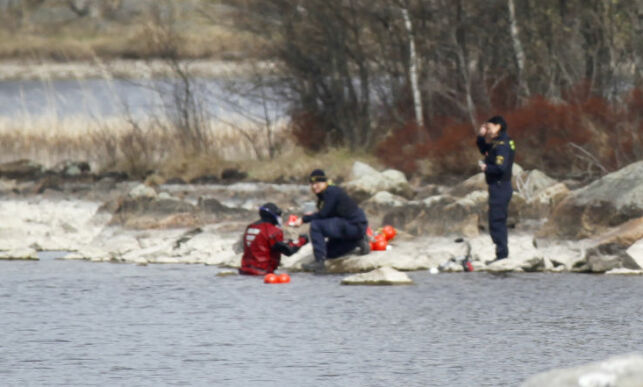 HUDIKSVALL, SVERIGE 20170516.
Polisens tekniker arbetar vid sjön där man hittat en död person som polisen tror är den 19:åriga kvinna som försvunnit från en ort i Hälsingland.
Foto: Mats Andersson/TT / NTB scanpix