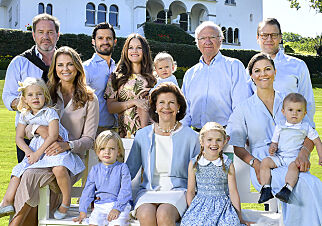 Den svenske kongefamilien delte nytt familiebilde. Men ikke alle fikk med seg kleskoden ...