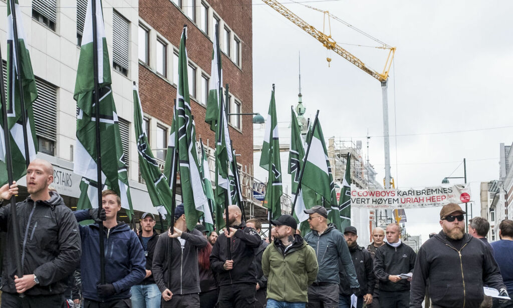 Nynazistene fikk gå i fred. Ole ble påsatt håndjern og bortvist da han sto foran dem