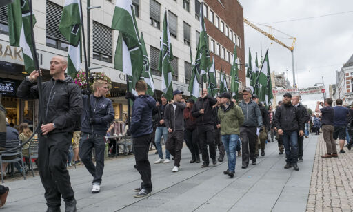 Skal møte nynazistene med allsang, såpebobler og klovneneser
