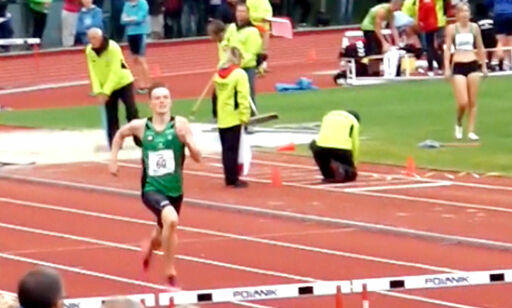 Her prøver Warholm seg på 400 meter hekk for første gang. Det skapte forundring: - Sykt