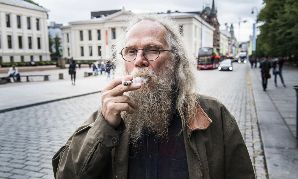 Her røyker Bjørn (58) marihuana på Karl Johan: - Nærmest kriminelt av staten å nekte folket dette