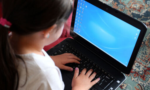 Advarer norske foreldre: - Er ikke til stede i barnas digitale liv