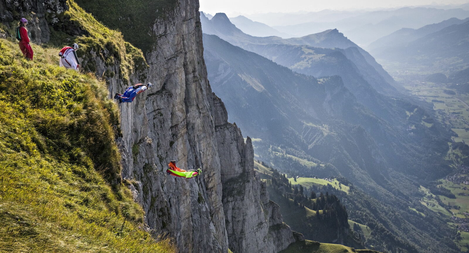 Hege Ringard, Niccolo Porcella, Jokke Sommer and Felix Lorentzen jumping from the «Sputnik»-exit above Walenstadt, Switzerland. Photo: Jørn H. Moen / Dagbladet Hege Ringard, Niccolo Porcella, Jokke Sommer and Felix Lorentzen jumping from the «Sputnik»-exit above Walenstadt, Switzerland. Photo: Jørn H. Moen / Dagbladet