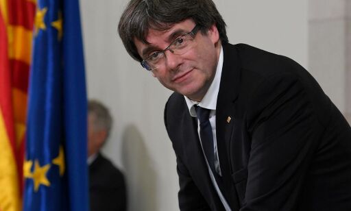 Catalonias president blir kalt forræder utenfor regjeringsbygningen