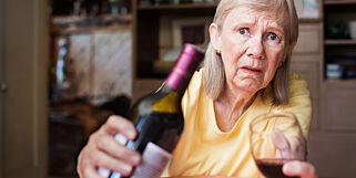 Avslører dramatisk misbruk: - Bestemor drikker i smug