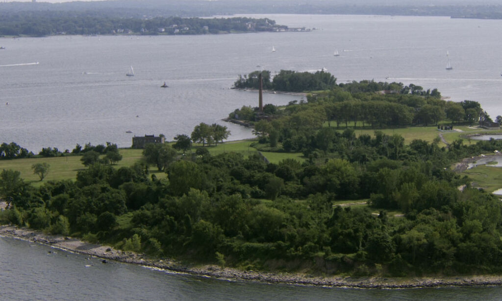 Den idylliske øya ved New York skjuler verdens største massegrav. Her ligger også en kvinne fra Bergen