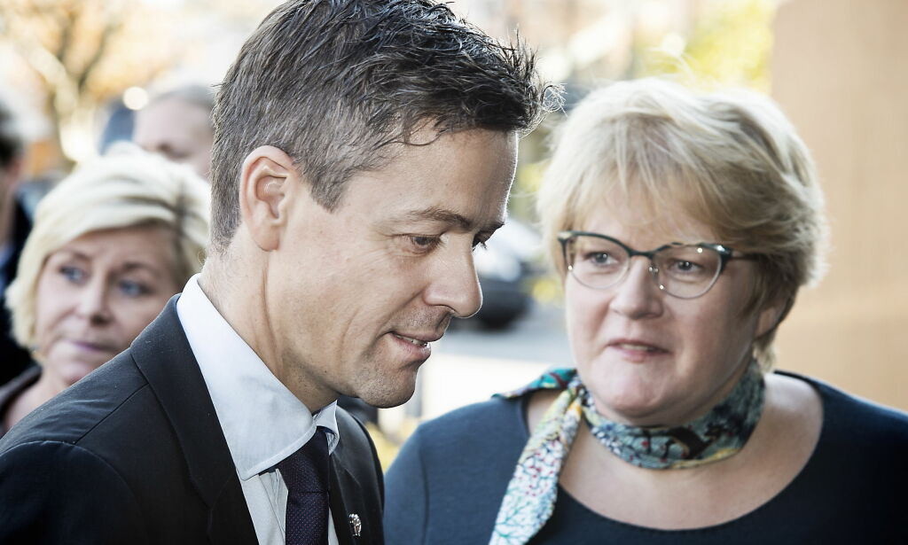 - Jeg er 49 år gammel, jeg synes det er litt pussig å bli slått opp med på SMS