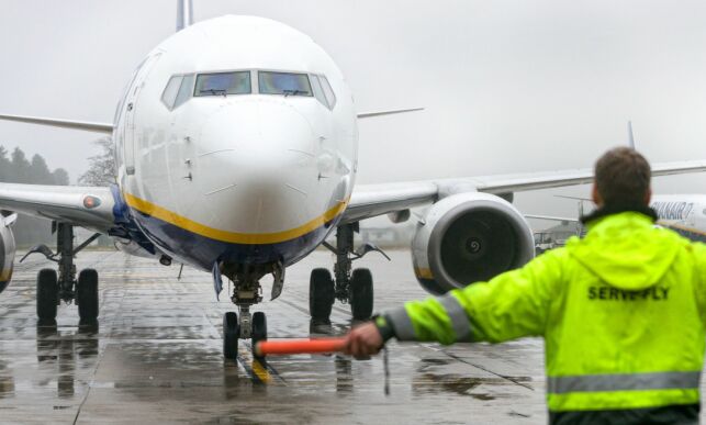 Passasjer ble så utålmodig da han ikke fikk forlate flyet at han tok nødutgangen over vingen