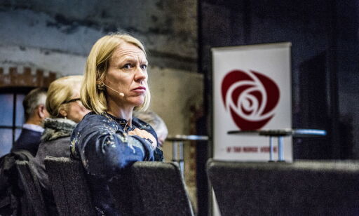 - Han tok hånda opp under genseren min