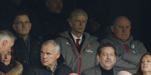 Komisk situasjon på tribunen: Wenger kjente ikke igjen sidemannen