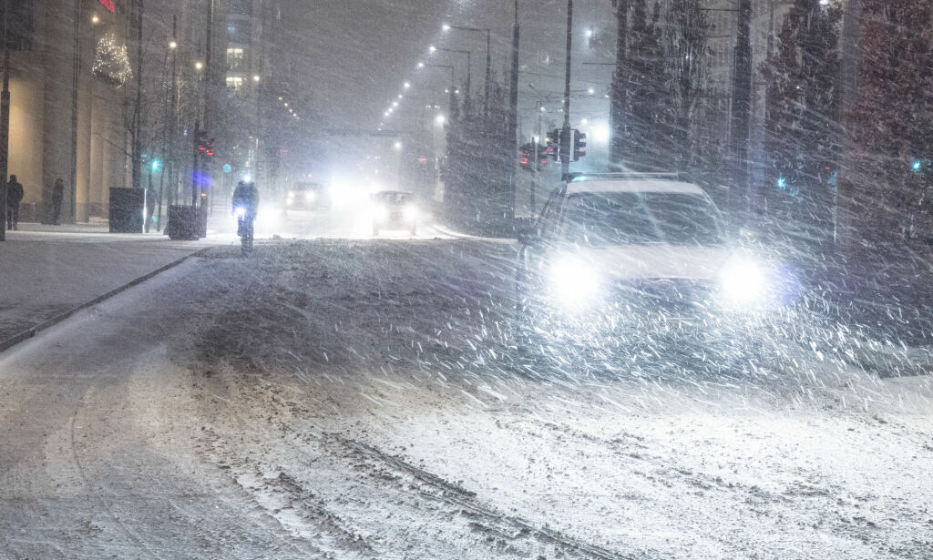 Snø og mildvær gir vanskelige kjøreforhold i Sør-Norge