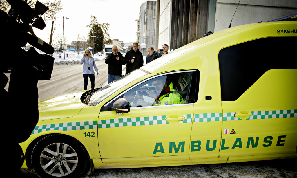 Den tiltalte moren (46) hentet av ambulanse