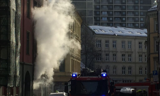 Kraftig brann i boligbygg i Urtegata