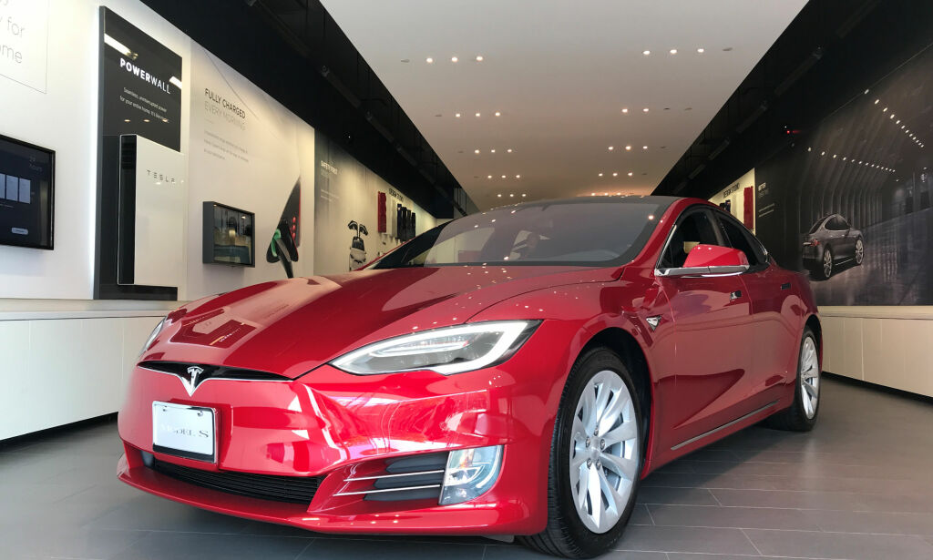 Tesla tilbakekaller 123 000 biler