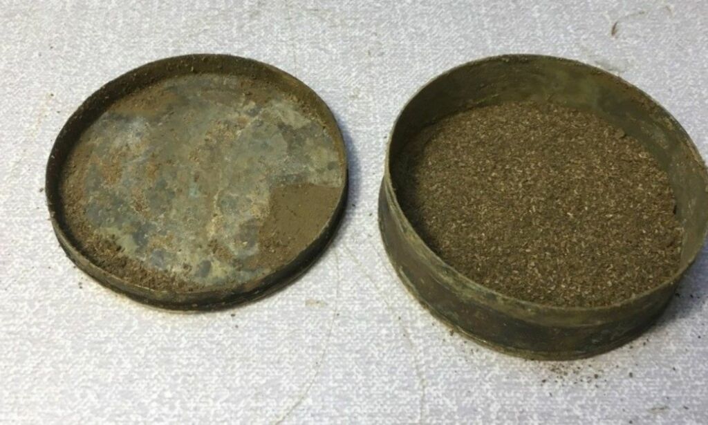 Arkeologer fant 300 år gammel snusboks