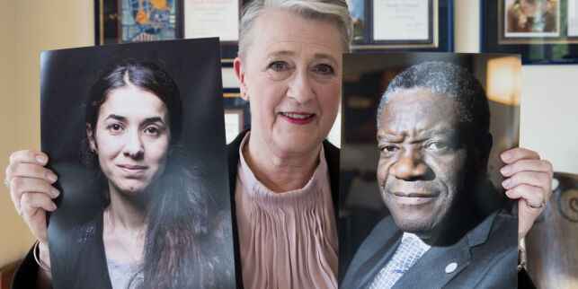 Oslo 20181005.
Berit Reiss-Andersen, leder av Nobelkomiteen gratulerer Denis Mukwege og Nadia Murad med årets fredspris på Nobelinstituttet fredag.
Foto: Terje Pedersen / NTB scanpix