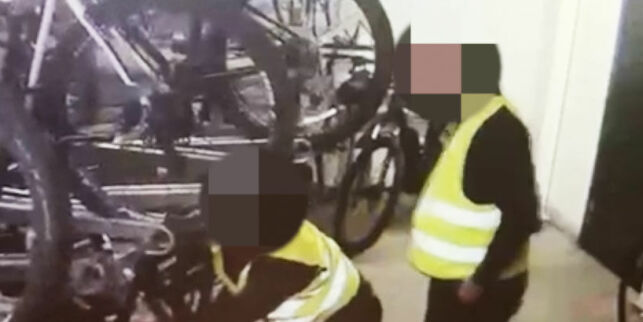 Tar på refleksvest for å ikke vekke mistanke. Så stikker tyvene av med luksussyklene
