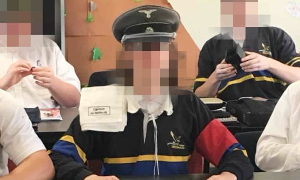 Kledde elever opp i nazi-uniform og serverte hakekors-kake