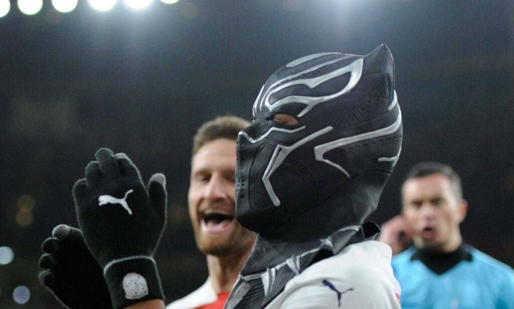 Feiret avansement med Black Panther-maske