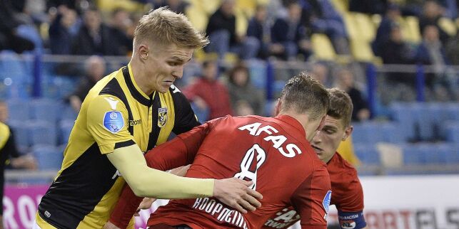 Her leker Ødegaard seg med motspilleren