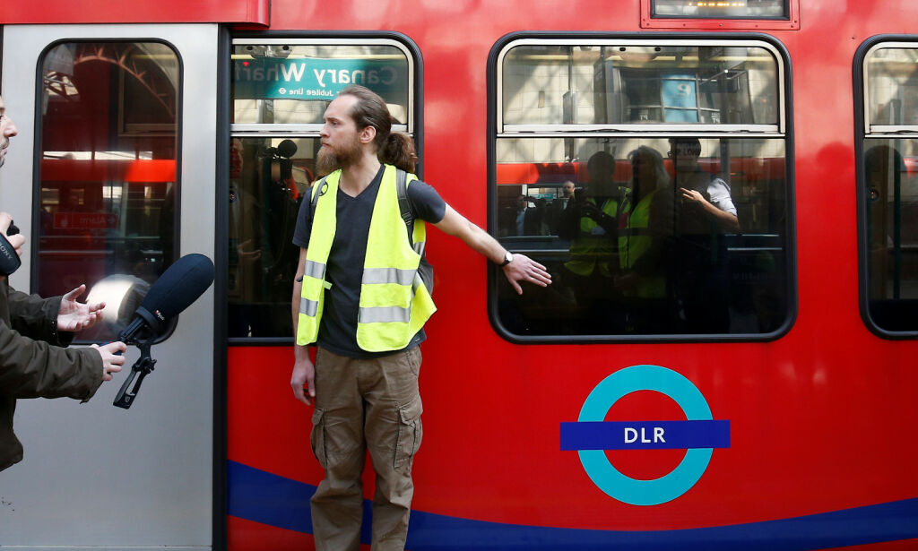 Skaper kaos i London. Demonstrantene bruker lim-triks